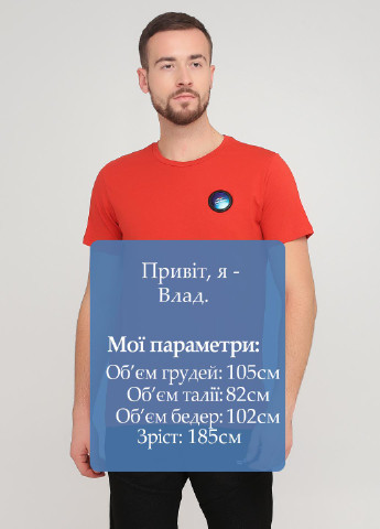 Красная футболка Helvetica
