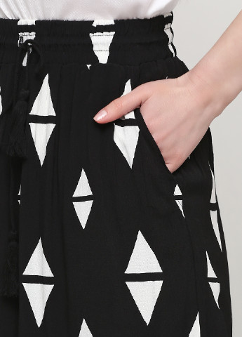 Черная кэжуал с геометрическим узором юбка H&M а-силуэта (трапеция)