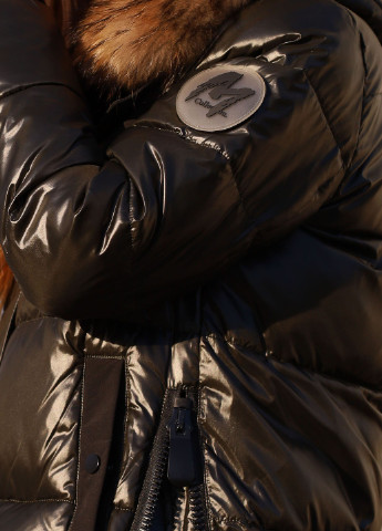 Оливковая (хаки) зимняя женская зимняя куртка c натуральным мехом енота хаки 921212 Visdeer