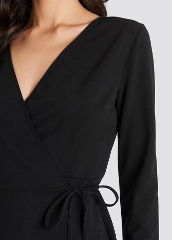 Чорна кежуал сукня NA-KD однотонна