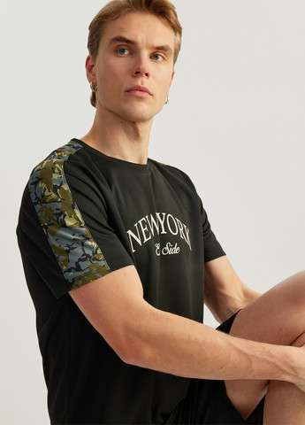 Черная футболка KOTON