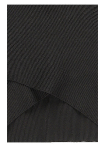 Черное коктейльное, кэжуал платье с открытыми плечами PrettyLittleThing однотонное