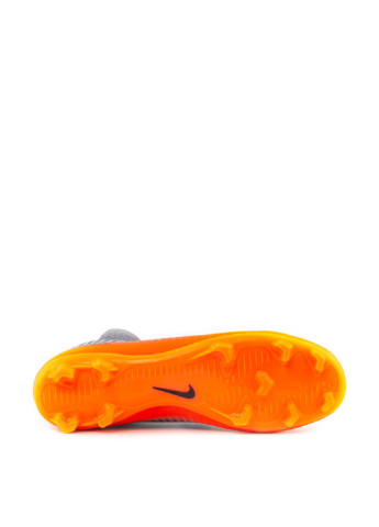Серые бутсы Nike