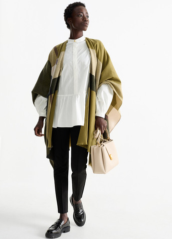 Біла блуза з баскою C&A