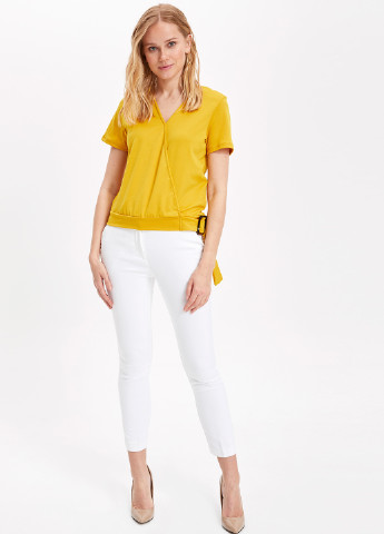 Желтая летняя блуза на запах DeFacto