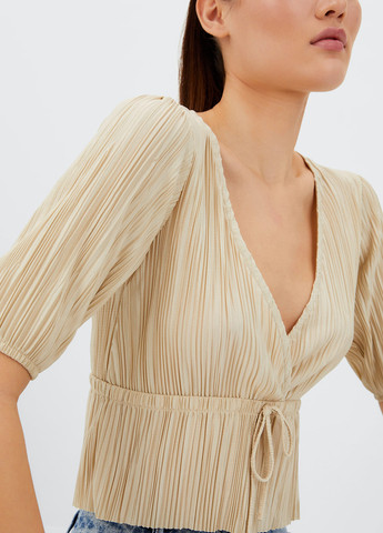 Бежева блуза з баскою Stradivarius