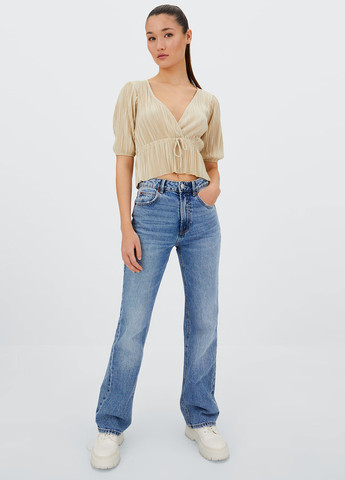 Бежева блуза з баскою Stradivarius