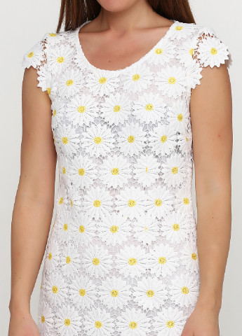 Белое коктейльное платье платье-футболка Алеся с цветочным принтом