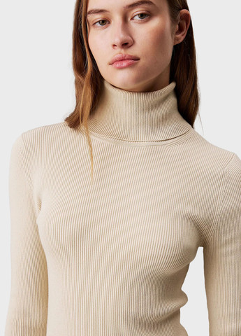 Бежевое кэжуал платье силуэтная, платье-водолазка Calvin Klein Jeans однотонное