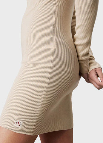 Бежевое кэжуал платье силуэтная, платье-водолазка Calvin Klein Jeans однотонное