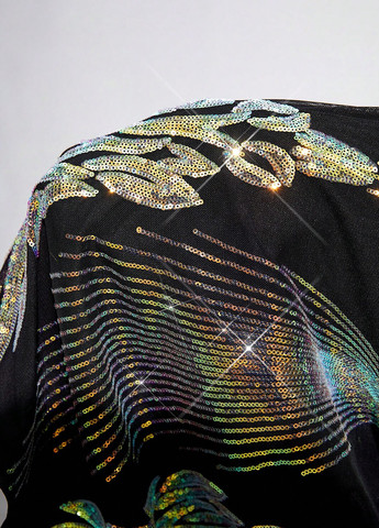 Черное коктейльное платье с открытой спиной SHEIN с абстрактным узором