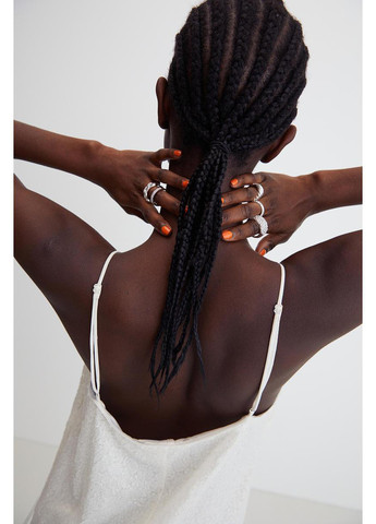 Белое вечернее платье с открытыми плечами H&M однотонное