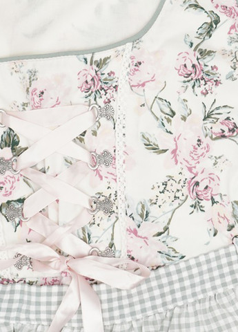 Белое кэжуал платье с открытыми плечами, бэби долл H&M с цветочным принтом