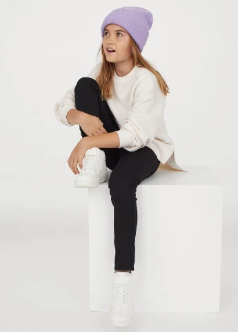Черные демисезонные зауженные джинсы H&M