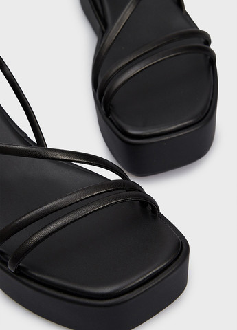 Черные босоножки Calvin Klein с ремешком лаковые