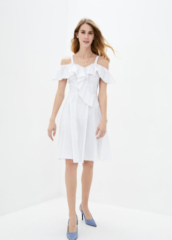 Белое пляжное летнее платье на бретелях с рюшами с открытыми плечами Podium однотонное