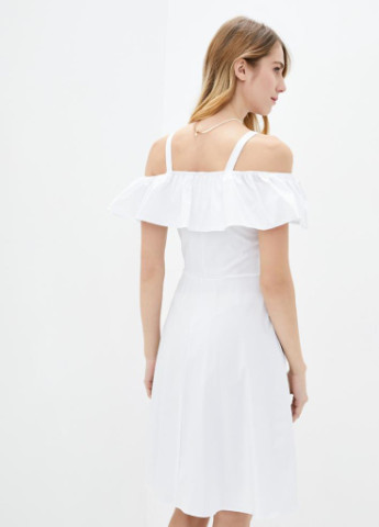 Белое пляжное летнее платье на бретелях с рюшами с открытыми плечами Podium однотонное