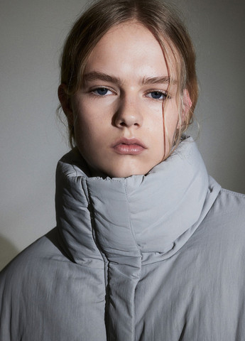 Светло-серая зимняя куртка H&M