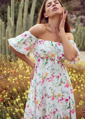 Молочное кэжуал платье с открытыми плечами Gepur с цветочным принтом