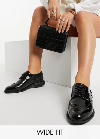Черные женские кэжуал туфли лаковые, с перфорацией на низком каблуке английские - фото