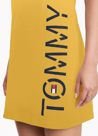 Желтое кэжуал платье платье-футболка Tommy Hilfiger с надписью