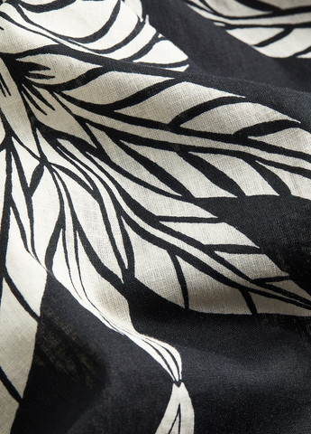 Черно-белое кэжуал платье на запах H&M с рисунком