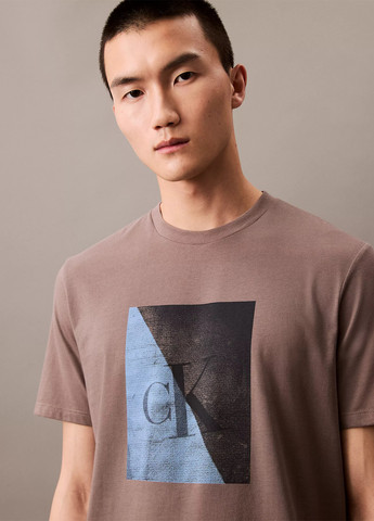 Коричнева футболка Calvin Klein