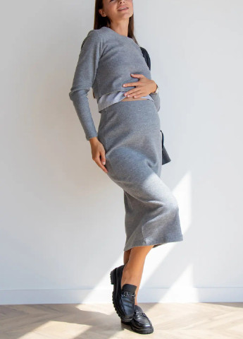 Костюм для беременных и кормящих мам с топом и юбкой миди из мягкого трикотажа в рубчик серый To Be (254064433)