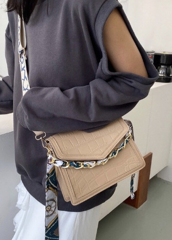 Женская классическая сумочка рептилия через плечо на широком ремешке с цепочкой кофейная бежевая NoName (251204346)