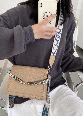 Жіноча класична сумочка рептилія через плече на широкому ремінці з ланцюжком кавова бежева NoName (251204346)
