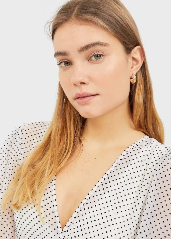 Біла блуза на запах Stradivarius