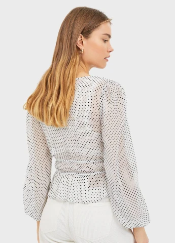 Біла блуза на запах Stradivarius