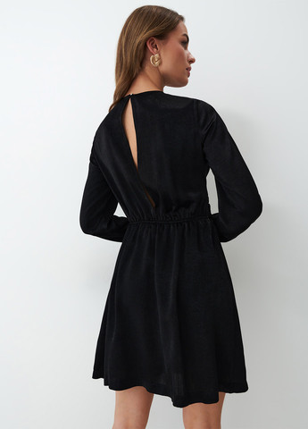 Черное кэжуал платье на запах Mohito однотонное