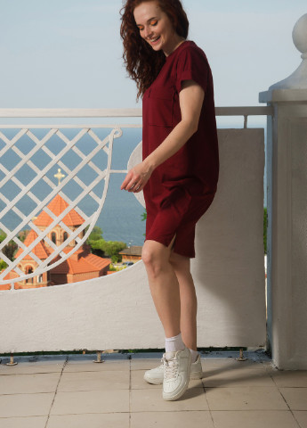Бордова спортивна сукня прямого силуету з накладною кишенею INNOE однотонна