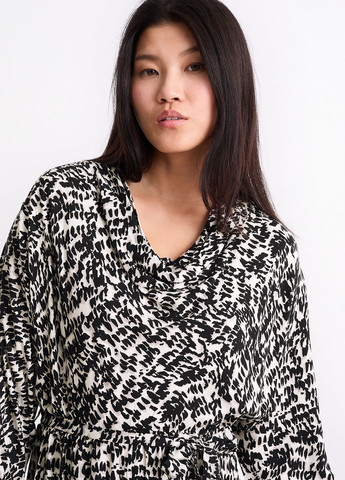 Черно-белое деловое, кэжуал платье клеш C&A с абстрактным узором