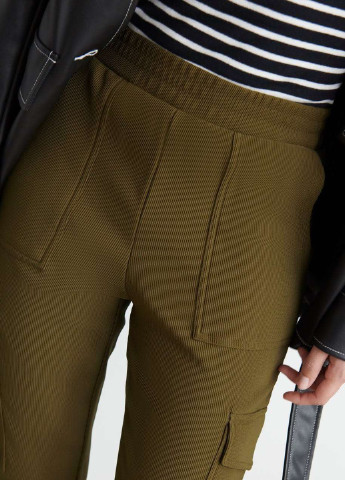 Темно-зеленые кэжуал демисезонные зауженные брюки Gina Tricot