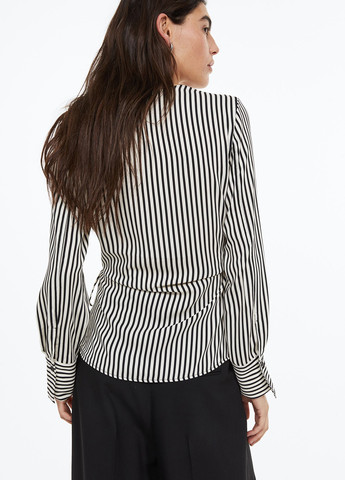 Чорно-біла демісезонна блуза на запах H&M