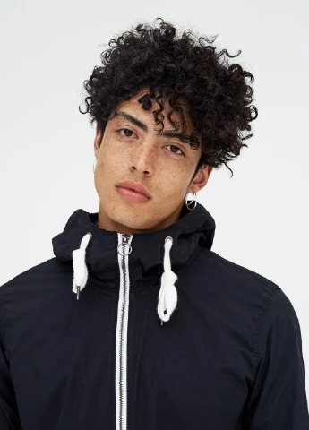 Чорна демісезонна вітровка Pull & Bear