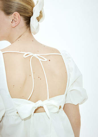 Біла блуза з баскою H&M