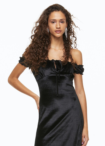Черное кэжуал платье с открытыми плечами H&M однотонное