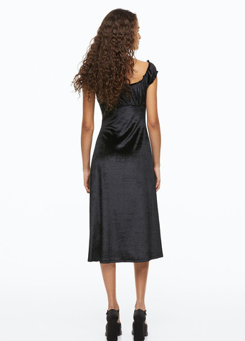 Черное кэжуал платье с открытыми плечами H&M однотонное