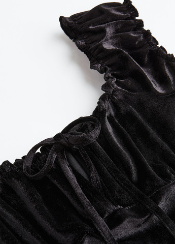 Черное кэжуал платье с открытыми плечами H&M однотонное