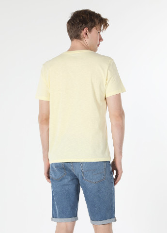 Светло-желтая футболка Colin's