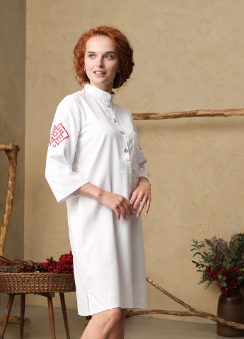 Белое кэжуал льняное платье классического кроя INNOE с патриотической символикой