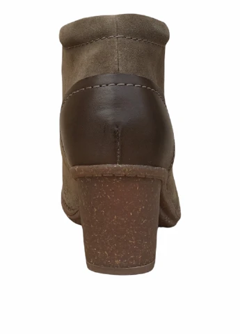 Осенние ботинки Clarks без декора из натуральной замши