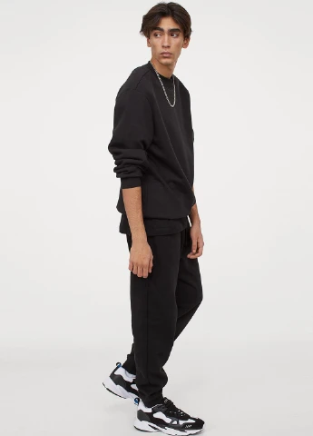 Черный свитшот H&M однотонный без декора (247320239)