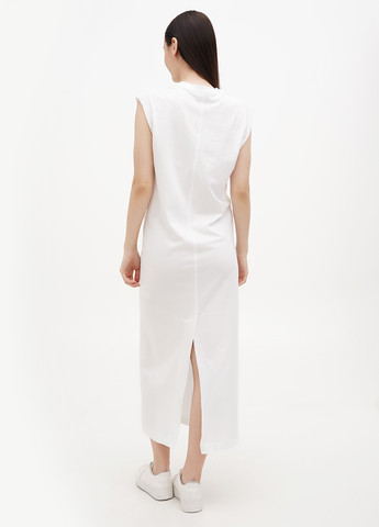 Белое кэжуал платье платье-футболка Weekday однотонное