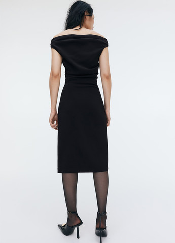 Черное коктейльное платье с открытыми плечами H&M однотонное