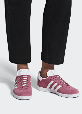 Рожеві осінні кроссовки adidas Gazelle