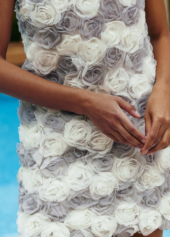 Серое коктейльное платье с открытой спиной, платье-майка Gepur розы